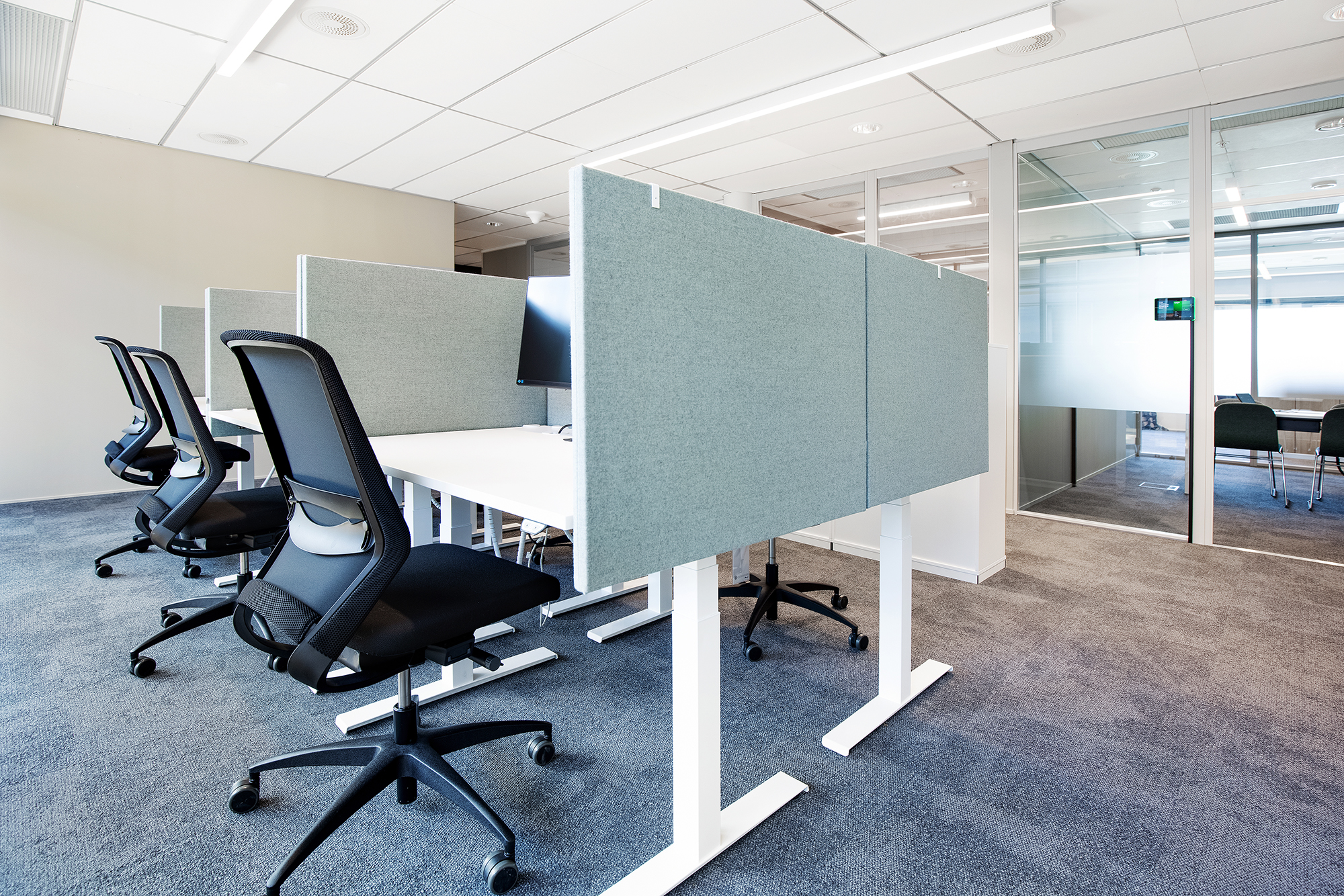 abb-office-desktops-with-optima-table-screen